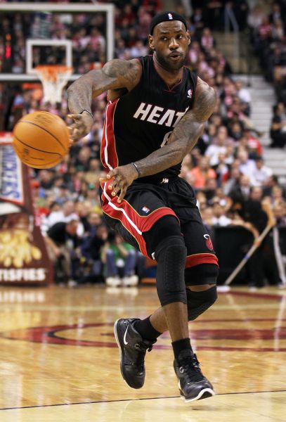 比赛集锦：利雅得胜利4-1赛哈特海湾，C罗献精彩倒钩（C罗倒钩破门！利雅得胜利4-1赛哈特海湾集锦）