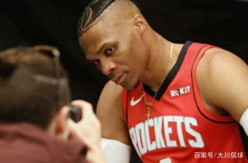 记者：米兰将与莱万经纪人会面讨论转会，伊布支持这一交易（媒体：米兰计划与莱万经纪人商谈转会，伊布表态支持）