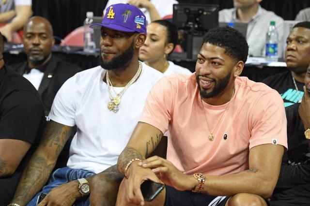 欧文突破防守助攻制胜（欧文突破撕防助攻锁定胜局）