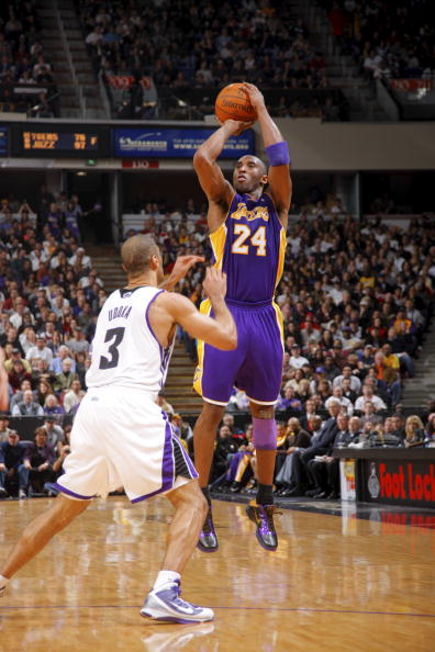 杜兰特关键中投命中，全场欢呼（杜兰特关键中投得手，全场沸腾）