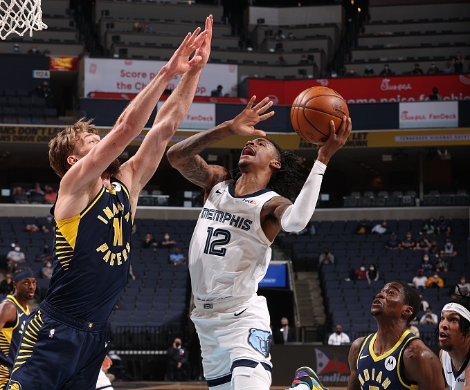 字母哥暴扣点燃主场（字母哥重扣引爆全场）