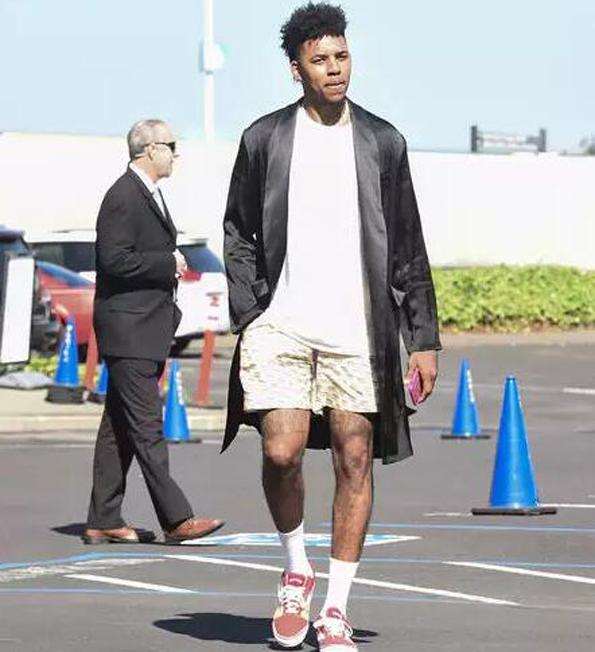 欧冠赛前穆里尼奥与两名昔日弟子重逢，并亲吻了斯内德的光头（欧冠赛前，穆里尼奥与两位旧将相聚，还亲吻斯内德的光头）